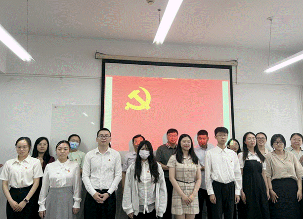 老党员为新党员佩戴徽章并合影留念 老党员为新党员佩戴徽章并合影留念