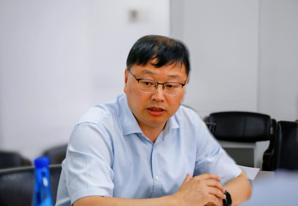 图1学院党委书记刘俊勇做工作汇报 图1学院党委书记刘俊勇做工作汇报